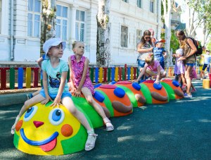 В Евпатории открыли мягкую детскую площадку