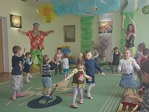 Для подшефных фоспитанников дома ребёнка «Елочка» сотрудники крымского следкома организовали «Гавайскую вечеринку»