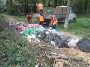 На улицах крымской столицы продолжают убирать стихийные свалки
