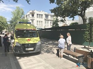 Упавший забор в центре города травмировал двух девушек