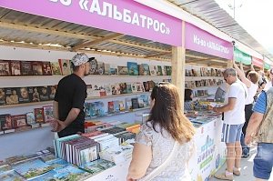 Арт-фестиваль «Книжные аллеи» открылся на набережной Ялты во второй раз