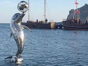 В Коктебеле установили скульптуру дельфина в море для фотографирования