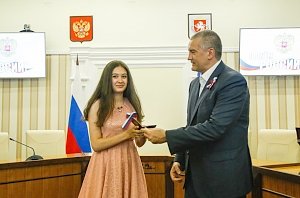 Глава Крыма вручил паспорта 14-летним жителям Республики ко Дню России
