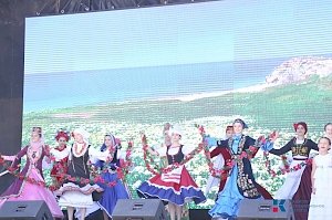 В Екатерининском саду прошёл концерт-посвящение «День России» с театрализованным прологом «Крым – вечно юный»