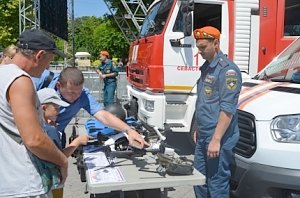 Севастопольские спасатели участвовали в праздничном мероприятии в честь 300-летия российской полиции