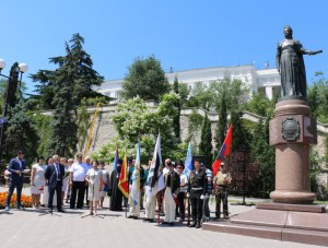 Севастопольцы отметили юбилей памятника Екатерине второй