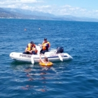 Крымские спасатели помогли мужчине на воде