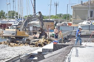 К середине июля в Евпатории реконструируют часть набережной имени Терешковой