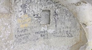 В Крыму волонтеры спасают пещерные города от надписей вандалов