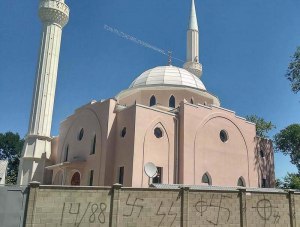 На главной мечети Белогорска вандалы нарисовали свастику
