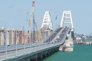 По мосту в Крым едет больше машин, чем в сторону Тамани