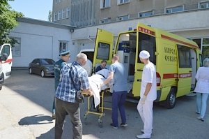 Спецборт МЧС России совершает санитарно-авиационную эвакуацию тяжелобольного ребенка из Севастополя