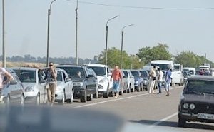 На въезде в Крым со стороны Украины километровые автомобильные очереди