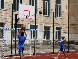 В двух школах Севастополя появились новые спортивные площадки