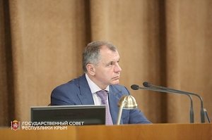 Владимир Константинов вручил новоизбранным парламентариям удостоверения и значки депутатов Государственного Совета Республики Крым