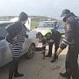 Полицейские оказали помощь беременной женщине на дороге