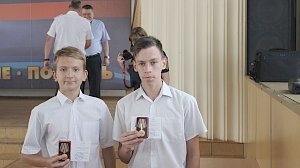 Двух школьников из Алушты наградили за спасение мужчины в Чёрном море