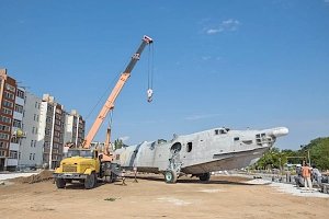 В Мирном началась установка самолета-памятника Бе-12