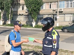 В Севастополе сотрудники Госавтоинспекции вручили водителям мопедов специальные памятки «Водитель, помни!»