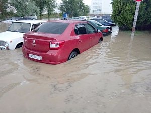 Жители затопленного Севастополя выкладывают в интернет видеозаписи заплывов на машинах