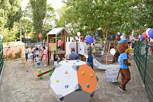 На улице Козлова в Симферополе открылась новая детская площадка