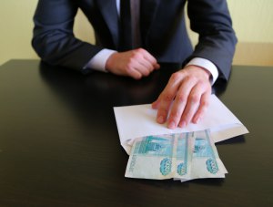 Экс-главу крымской ФАС осудят за взятку