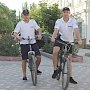 Полицейские на велосипедах охраняют общественных порядок в Феодосии