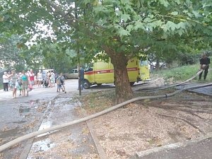 Крымские огнеборцы эвакуировали восемь человек и спасли двух детей из горящего дома в Ялте