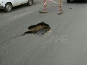 «Вскрытие покажет»: директор МБУ «Город» прокомментировал обвал дороги на улице Толстого в Симферополе