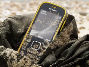 На пляже в Черноморском районе у туриста украли телефон