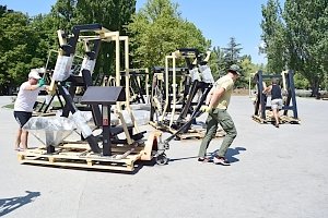 В Гагаринском парке Симферополя начали установку уличных тренажеров
