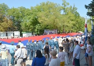 Севастопольское спасательное ведомство провело акцию «Российский флаг – священный триколор»