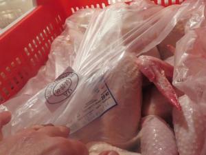 В крымском детсаду нашли мороженную рыбу без маркировки и мясо с истекшим сроком годности