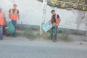 Симферопольцам напоминают, что расклейка объявлений на улицах города вне закона