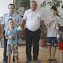 Керченские полицейские поздравили детей с Днём знаний