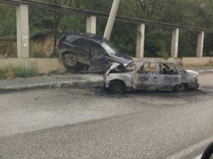 В результате ДТП в столице Крыма загорелся автомобиль, четыре человека пострадали