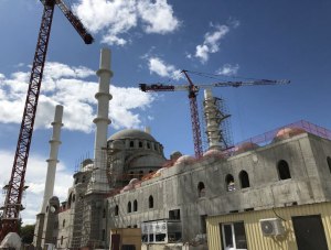 Строители Соборной мечети начали работы по внутренней отделке