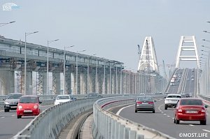 На Крымском мосту открывают проезд грузовым автомобилям