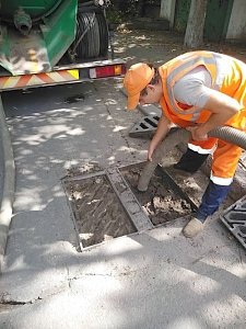 На нескольких улицах Симферополя уже установили новые решётки ливнёвой канализации