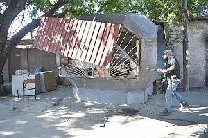 В Симферополя демонтировали пять незаконных магазинов