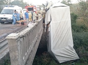 Автомобиль «ГАЗель» упал с моста на трассе «Симферополь-Феодосия»