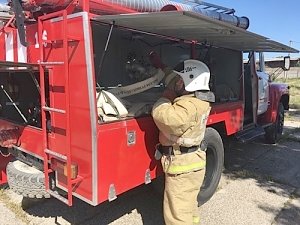 Крымские пожарные потушили условный пожар и проверили соблюдение безопасности на винзаводе