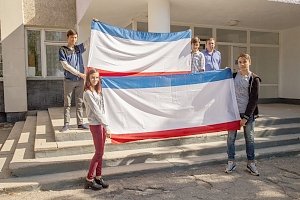 Студенты КФУ отметили день государственного флага и герба Крыма