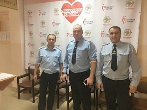 Сотрудники Госавтоинспекции Крыма откликнусь на просьбу "Центра крови" стать донорами
