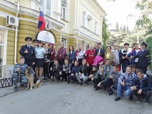 Сотрудники УМВД России по г.Ялте в рамках «Дня открытых дверей» рассказали старшеклассникам о своей работе
