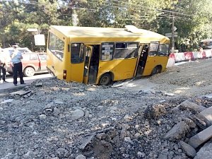 В столице Крыма маршрутка с 13 пассажирами съехала с дороги и застряла