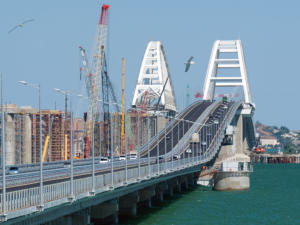 Грузовики поедут через Керченский мост с 1 октября