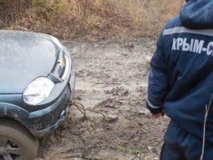 Крымские спасатели эвакуировали застрявший на горе в размытом грунте автомобиль с тремя людьми