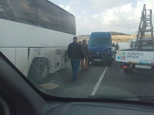 На крымской трассе столкнулись два автобуса и четыре автомобиля