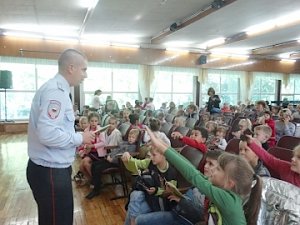 Полицейские Симферополя поговорили с малышами на тему правил безопасности